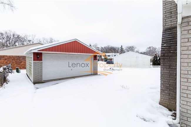 Building Photo - Beautiful Ranch In Plymouth 1 MONTH FREE RENT!!