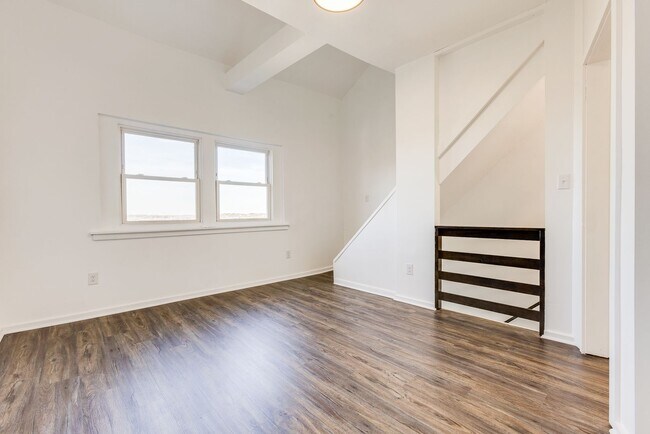 Building Photo - AVAILABLE NOW - Beautiful 3 Bedroom Home w...