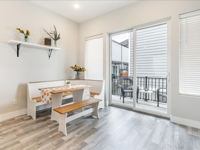 Building Photo - Flexible Lease Lengths! Furnished Southside Townhome