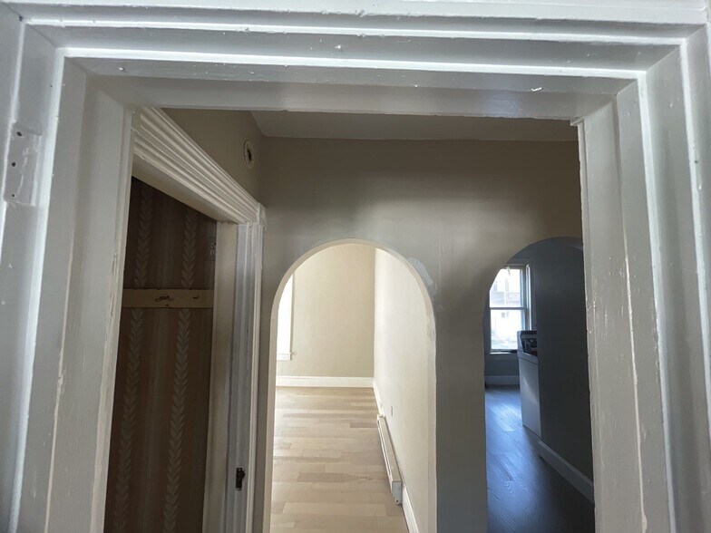 Building Photo - 582 Sunbury St