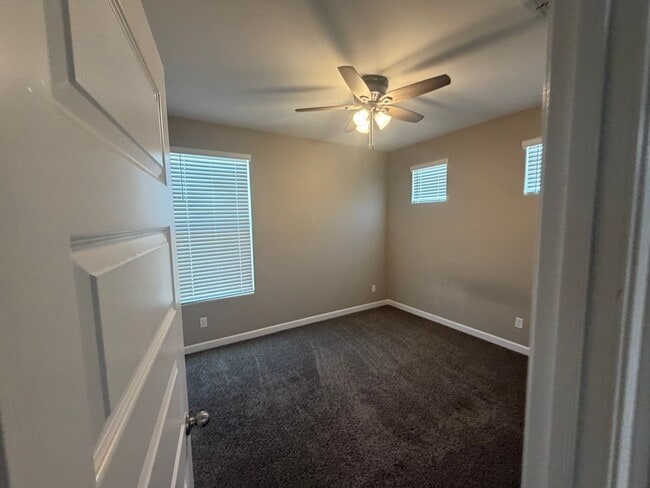 Building Photo - 40946 W Hillman Dr