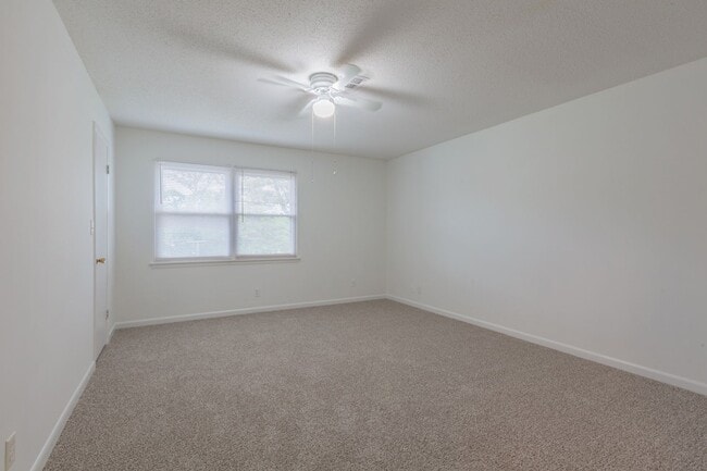 Building Photo - Charming 2-Bedroom, 1.5-Bath Townhouse in ...