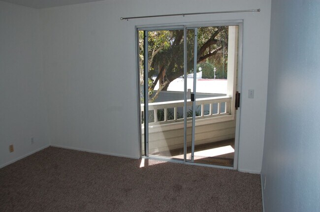 Building Photo - Two Bedroom Goleta Condo