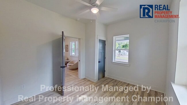 Building Photo - Freshly Renovated Minutes to downtown Wilmington dining, with off-street parking