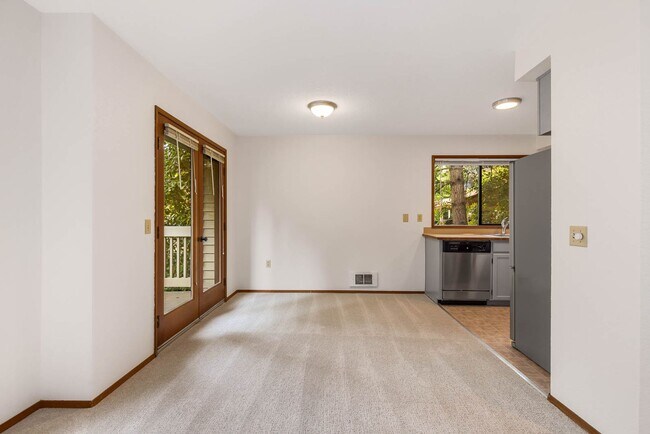 Building Photo - Beautifully Updated 2-Bedroom, 2-Bath Condo Near Downtown Kirkland