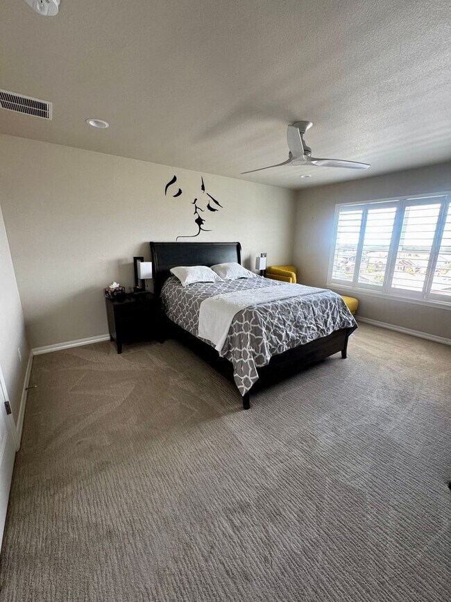 Building Photo - Stunning 5 Bedroom Home in Cordera with access to Community center with pool