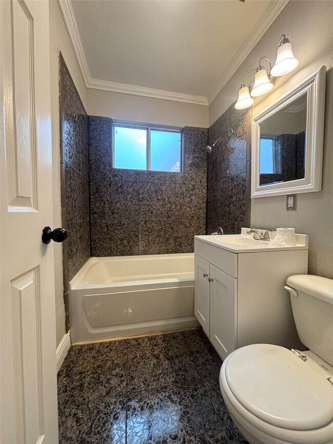 Building Photo - 1205 Bank Dr