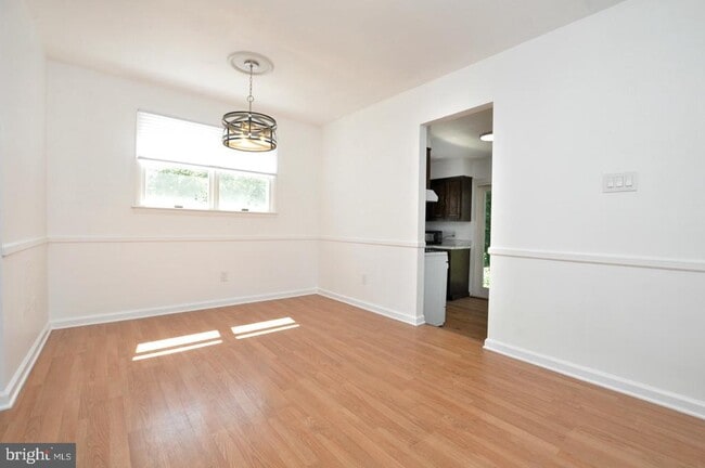 Building Photo - 432 N Coles Ave