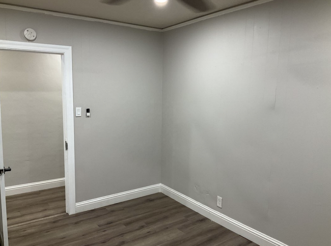 Building Photo - 2 bedroom 1 bath Duplex unit w/remodeled k...