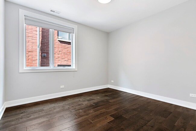 Building Photo - 6157 N Kenmore Ave
