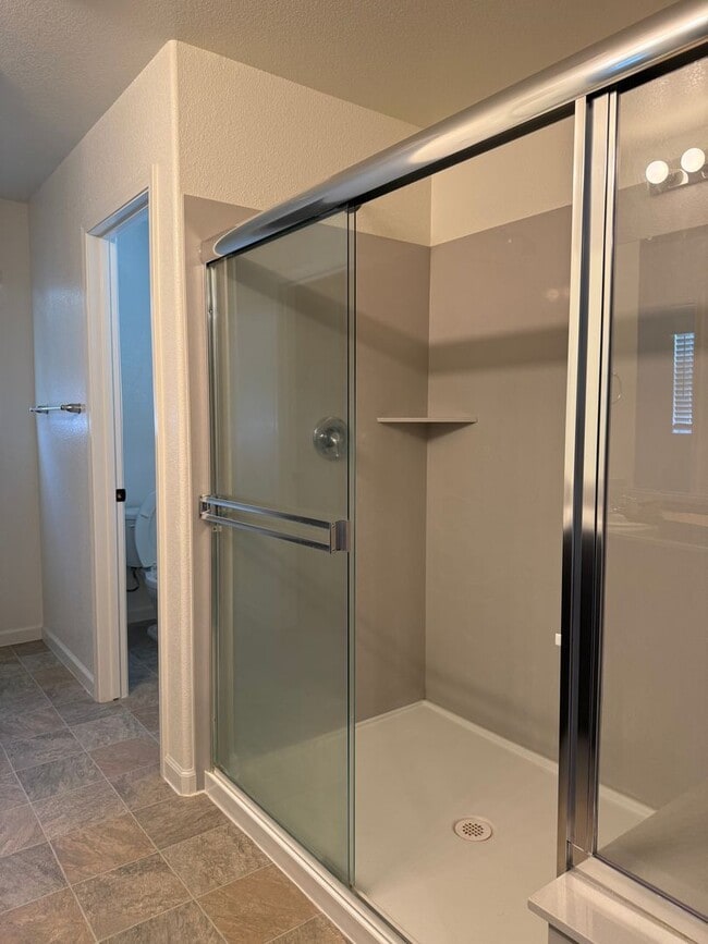 Building Photo - Beautiful 4 bed 2.5 bath in Sacramento!