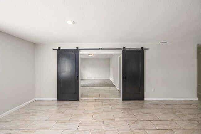 Building Photo - Pool Home