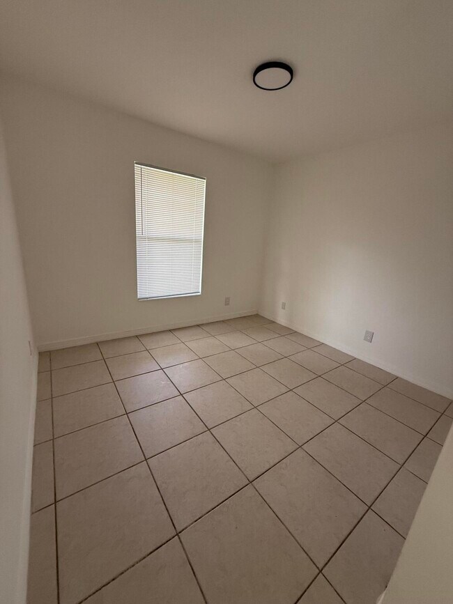 Building Photo - 1215 Hyacinth Pl