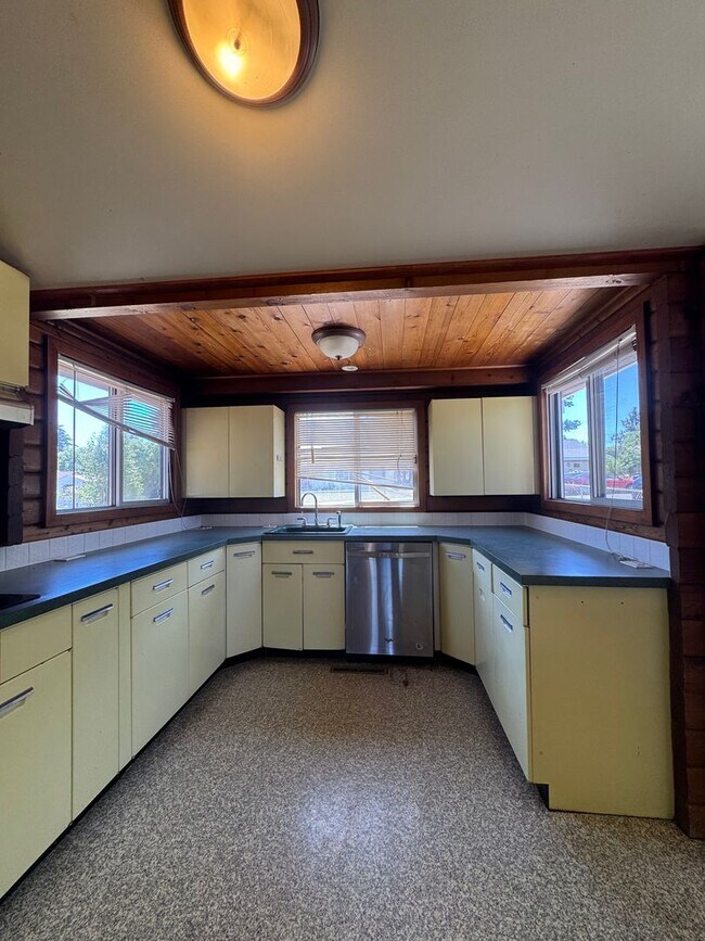 Building Photo - Rustic Charm Meets Modern Comfort!