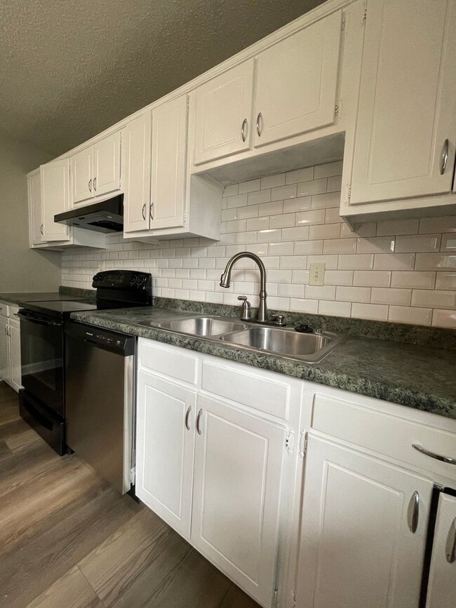 Building Photo - Inviting on Ivey!