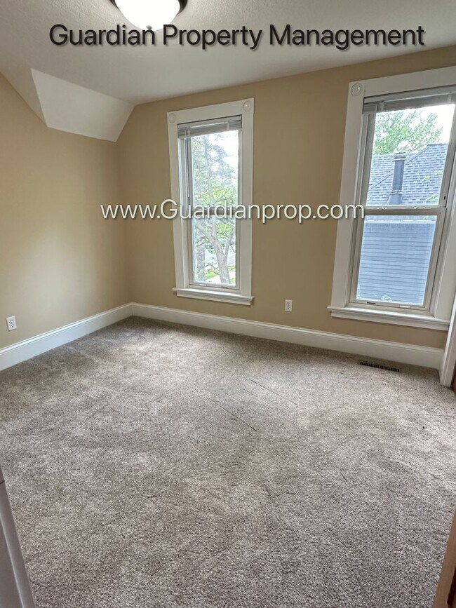 Building Photo - Downtown Hopkins SFH, Fenced Yard, Patio, Spacious Primary, 4 Car Detached Garage