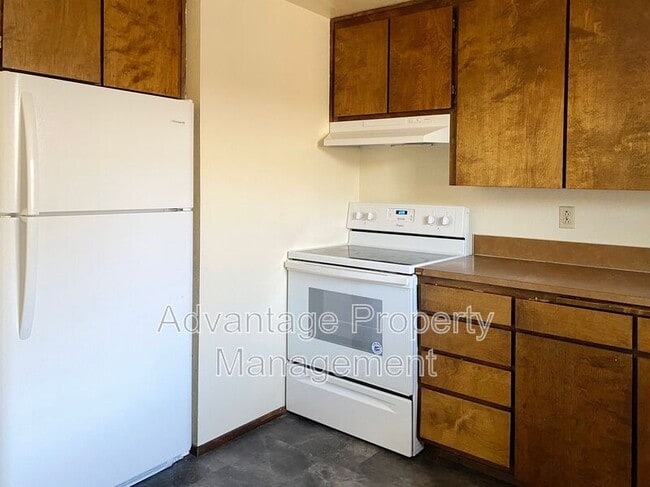 Building Photo - 588 NW Oak Ave