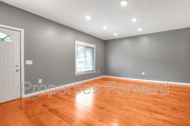 Building Photo - 1342 E Fulton St