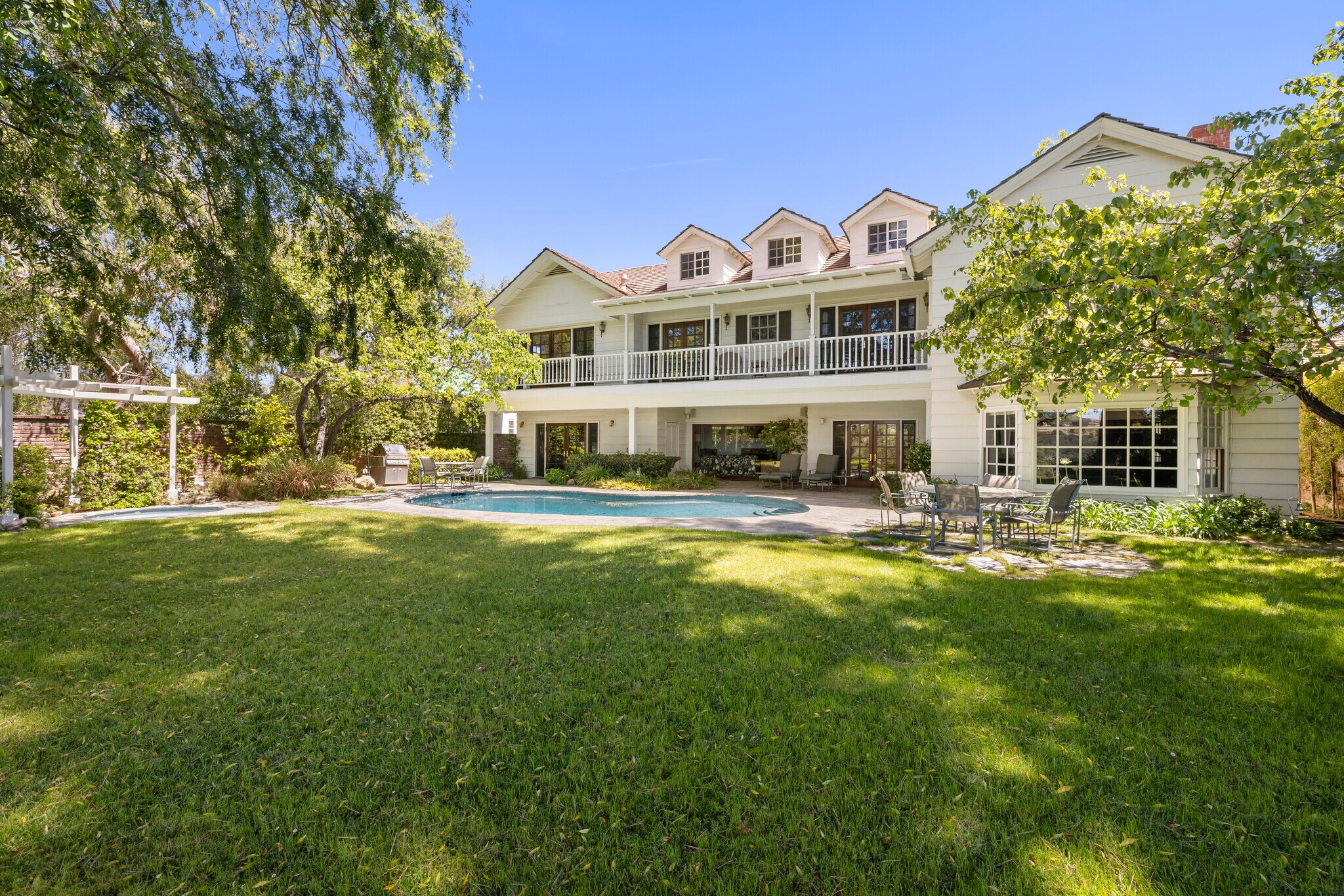 Building Photo - 2545 Roscomare Rd