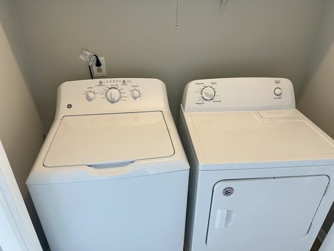 Building Photo - Beautiful Mountain Views | 2 Bed | 1.5 Bath | Pool Access | $1,250/mo