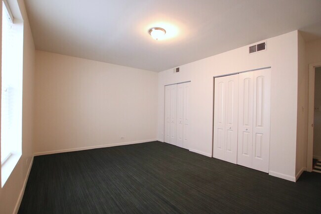 Building Photo - 921 W Wilson Ave