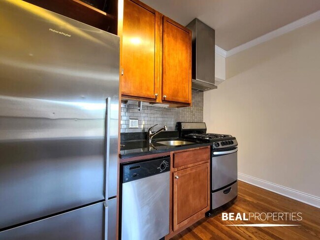 Building Photo - 1 bedroom in CHICAGO IL 60613