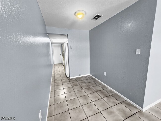 Building Photo - 6617 Warwick Cir
