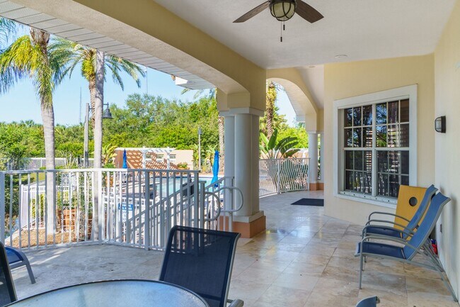 Building Photo - 3 BEDROOM TO 2 BATH SPACIOUS CONDO