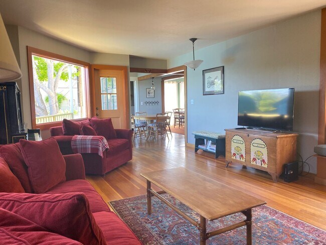Building Photo - Pacific Grove Historical 3 Bed 2 Bath