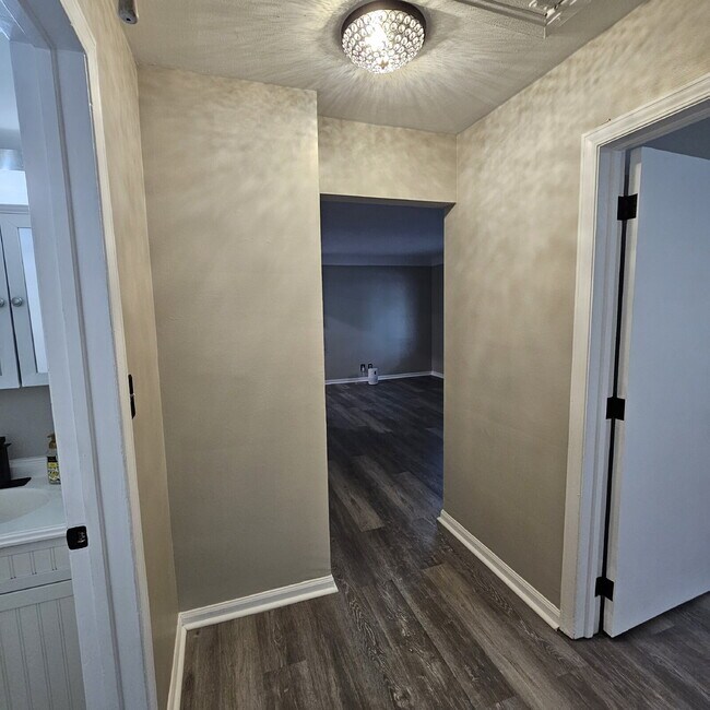 Building Photo - Charming 2-Bedroom Ranch in Royal Oak – Co...