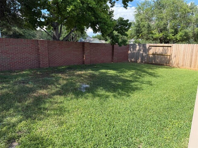 Building Photo - 10623 Saratoga Square