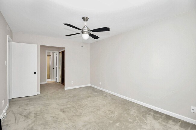 Building Photo - Spacious 2BR/2BA Condo in Prime South Charlotte Location!