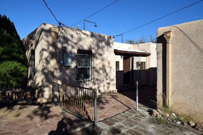 Building Photo - 2 Bedroom Casita NOB HILL/UNM CNM AREA WITH GARAGE, FENCED YARD