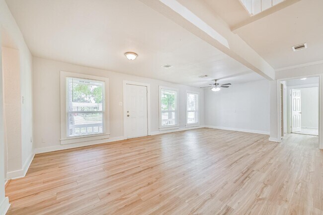 Building Photo - 706 Azalea St