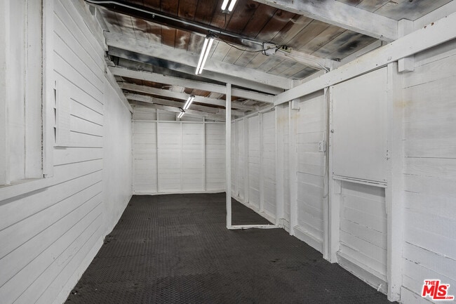 Building Photo - 927 N Edinburgh Ave