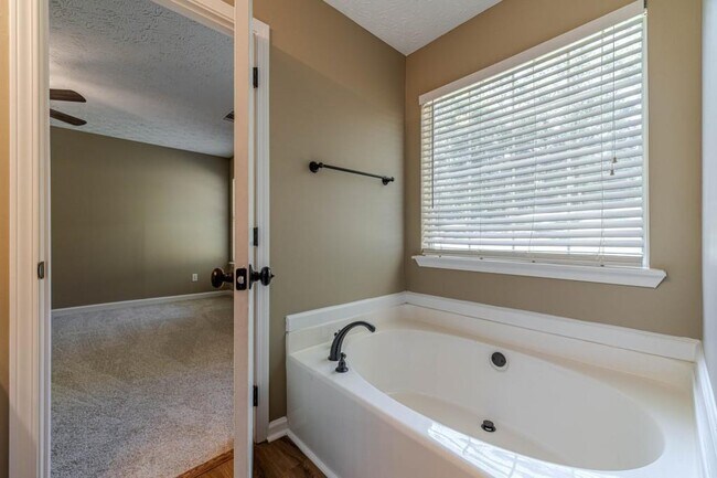 Building Photo - 701 Woodland Ridge Dr