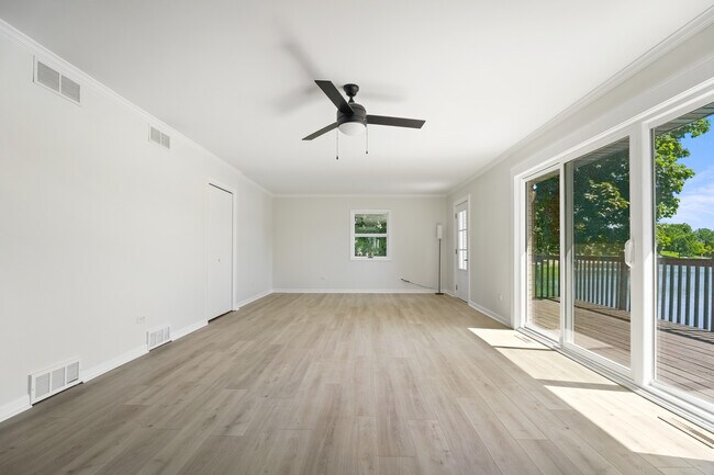 Building Photo - 2720 N Bayview Ln