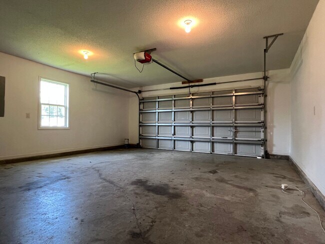 Building Photo - 304 Mann St