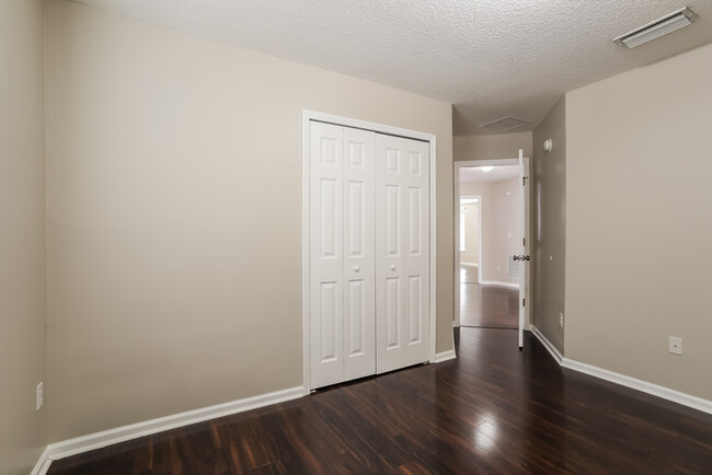 Building Photo - Large 3 Bedroom Jacksonville Home