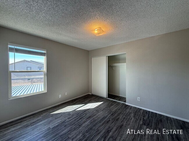 Building Photo - 465 W Ivyglen St