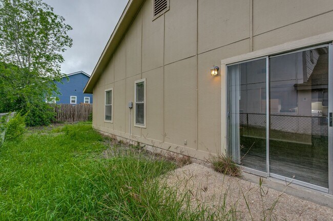 Building Photo - 2-BEDROOM DUPLEX