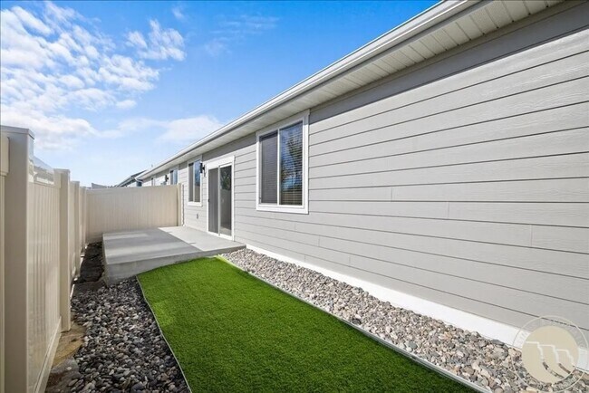 Building Photo - Super clean and Newer 2 bed 2 bath