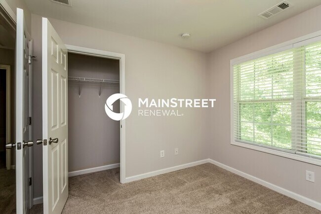 Building Photo - 4 Bedroom Pet-Friendly Home in Snellville, GA with Main Street Renewal