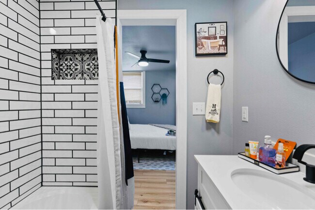 Building Photo - 1547 N Elgin Ave