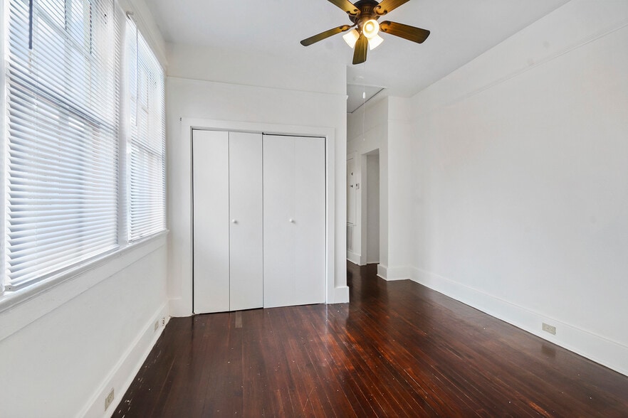 3rd room, typically used as a bedroom has a closet - 2617 Dante St
