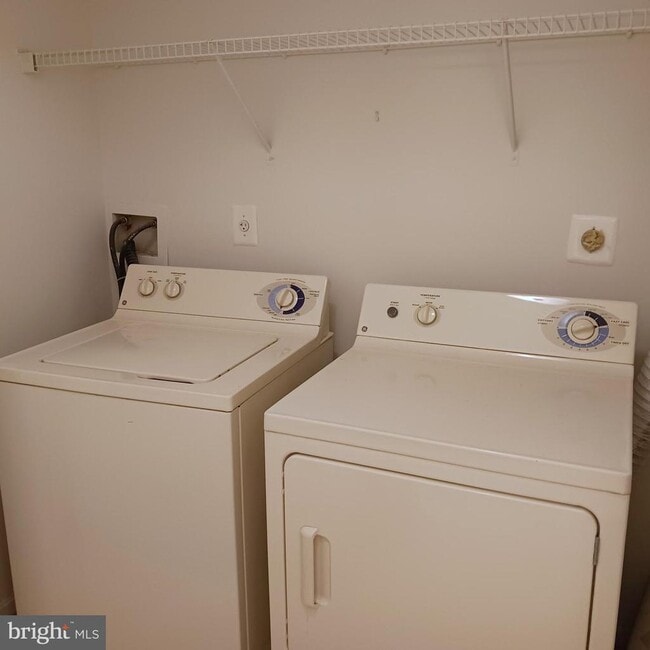 Building Photo - 2125 Hideaway Ct