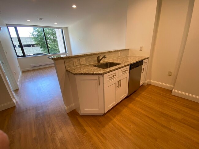 Building Photo - 875 Elm St