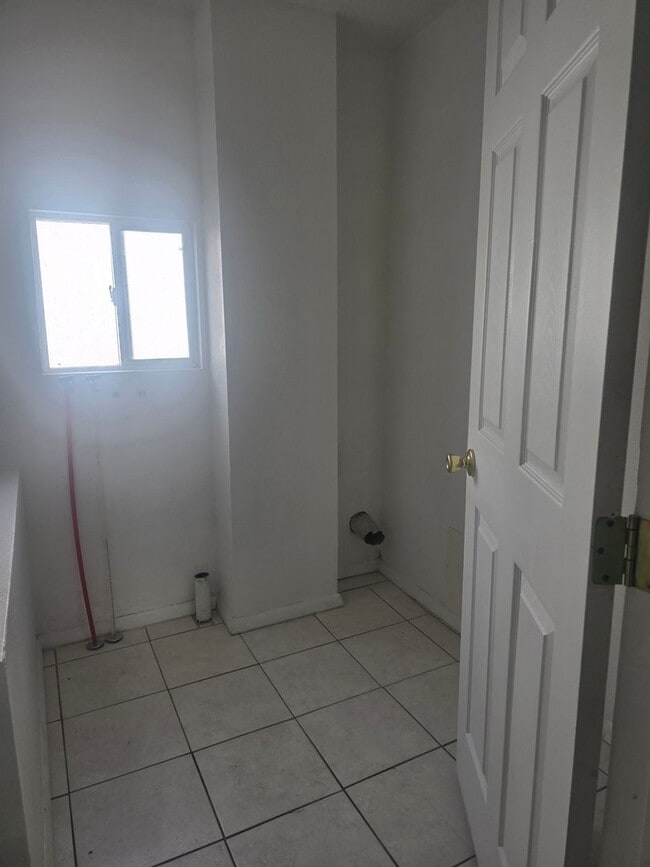 Building Photo - 3 Bedroom 1 Bathroom Home