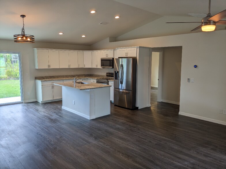 Building Photo - 5900 Cazler Ave