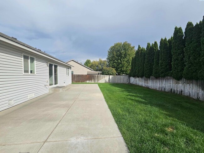 Building Photo - Fully Fenced Large Cul-De-Sac Lot
